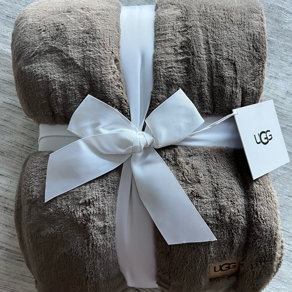 UGG Plush Throw Blanket - Taupe - Picture 1 of 3